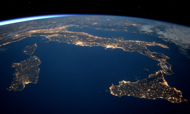 The Italian Space Agency and Leonardo sign payload contracts for the upcoming PLATiNO missions for Earth observation with minisatellites